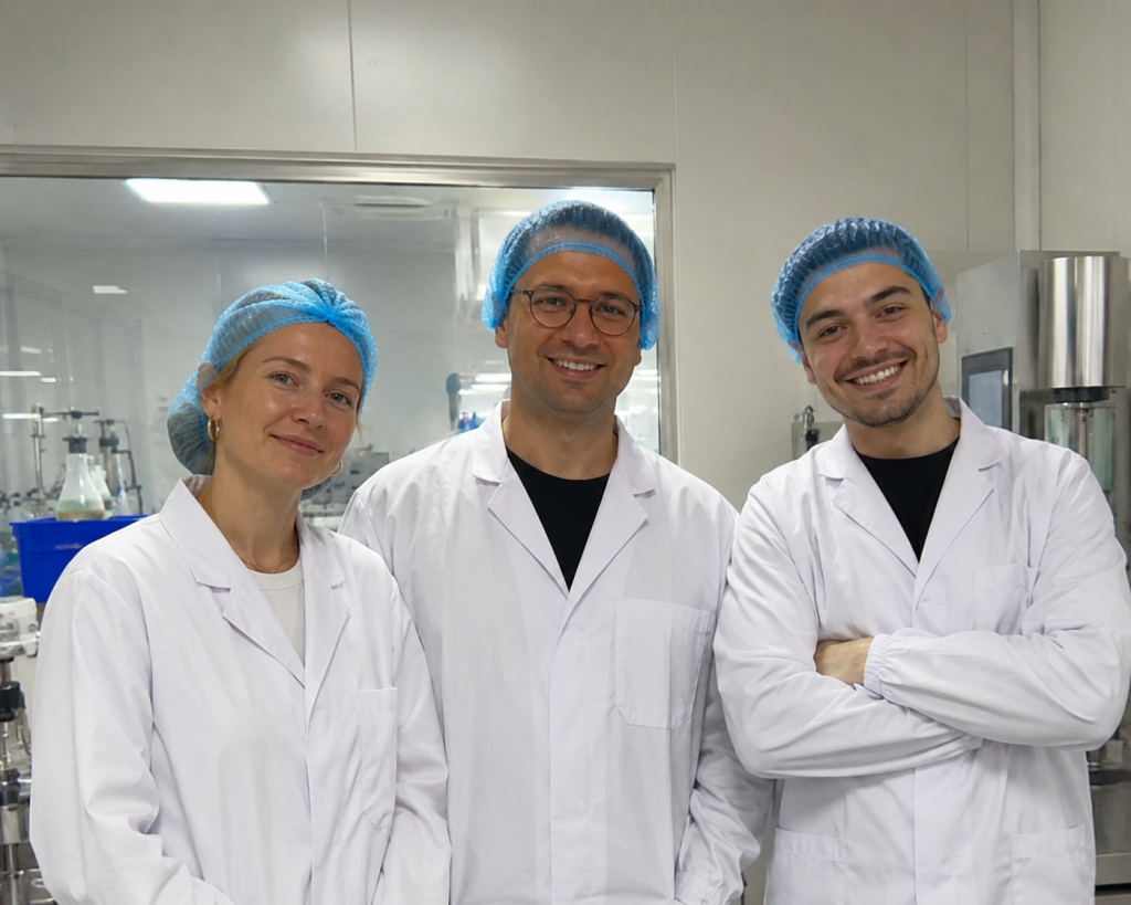 Das Team von Smart Peptides im Labor – Sara Rohmeyer, Marcus Rohmeyer und Lennox Besrami